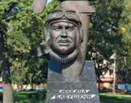 Памятник полярному летчику Бабушкину
