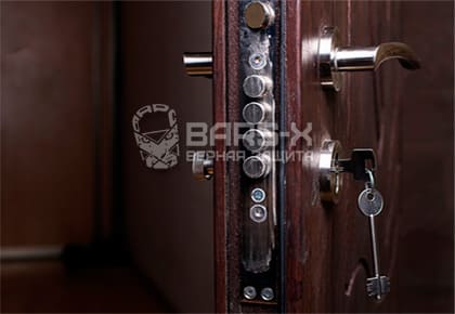 Ремонт и замена дверных ручек в металлической двери Вариант картинка