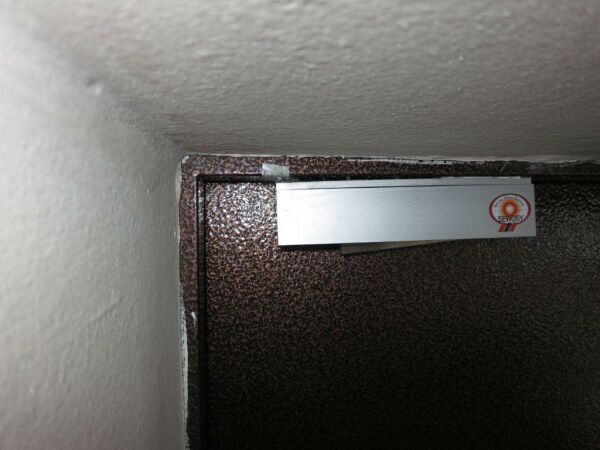 отваливается электронный магнитный замок на входной двери фото