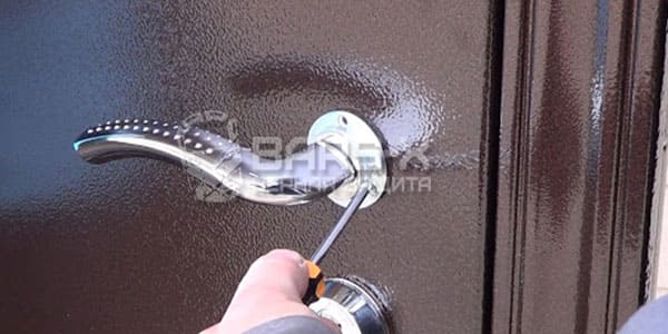 Замена дверных ручек MSM на входной двери картинка