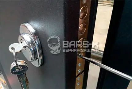 замена дверного замка с броненакладкой в Москве картинка