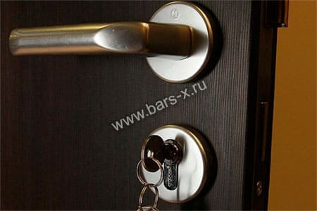отремонтировать наружную ручку металлической двери картинка
