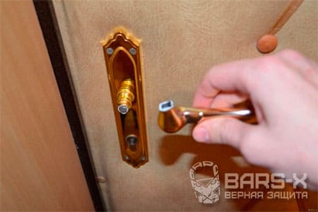 Ремонт и замена дверных ручек входной двери с выездом мастера и фурнитурой на выбор картинка