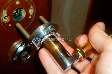 Выпала рукоятка дверной ручки картинка