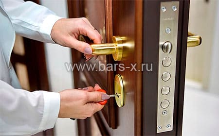 Поставить новый замок в железную дверь картинка