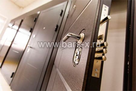 Врезка замка в металлическую дверь картинка