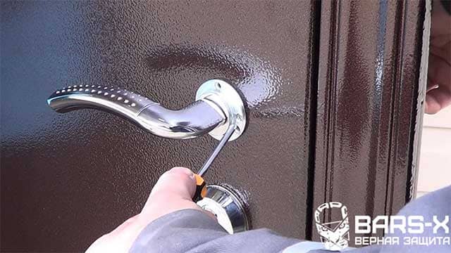 замена неисправного замка и ручки в металлических дверях